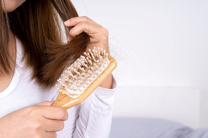 Combing A Dry Scalp: 5 Crucial Factors For A Healthy Scalp